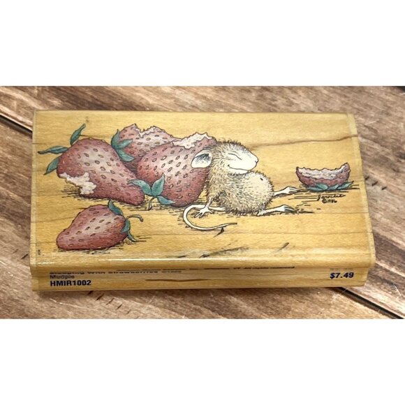 1986 HOUSE MOUSE HMIR1002 SLEEPING WITH STRAWBERRIES WOOD MOUNTED RUBBER STAMP - Picture 1 of 6